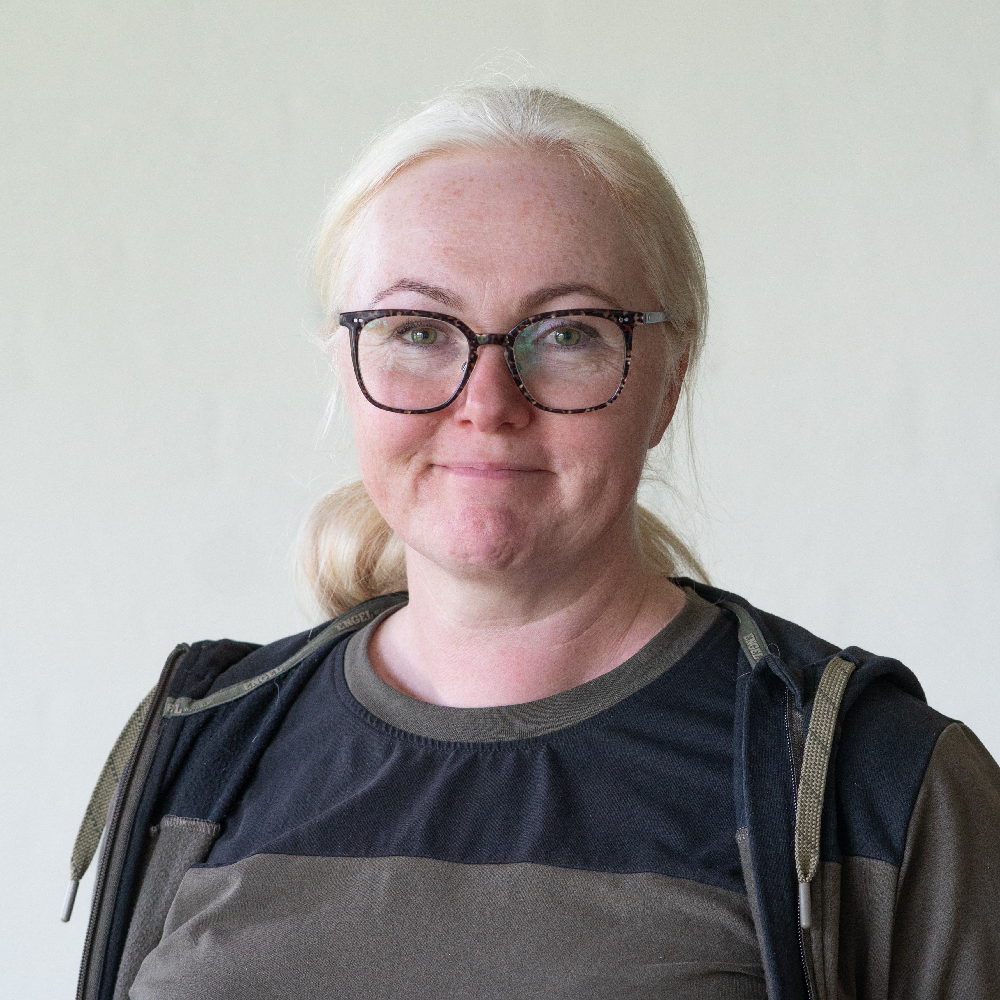 Janne Lund Venø gravermedhjælper