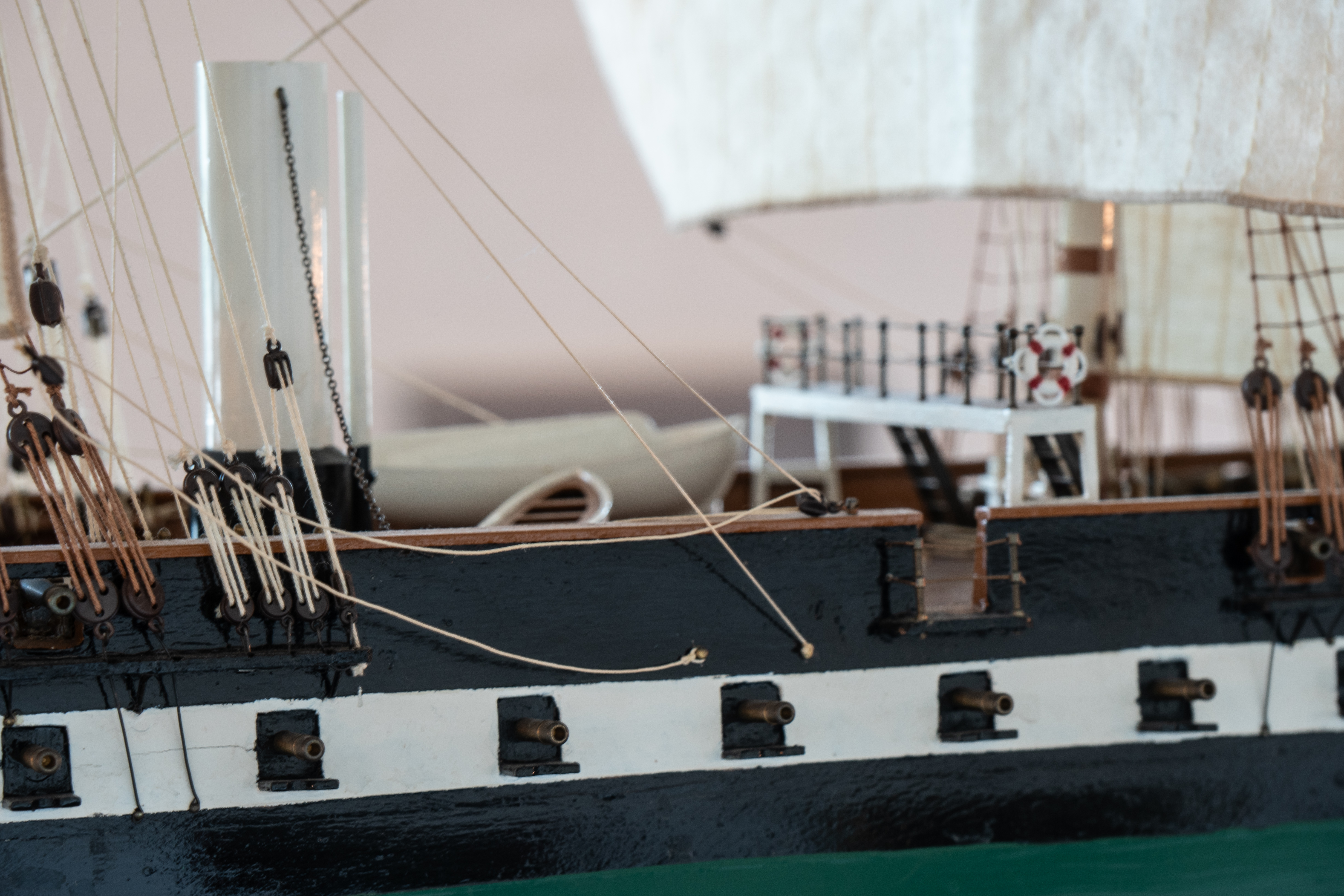 Kirkens nye kirkeskib - model af fregatten Jylland (1980) zoom ind på kanoner og reb